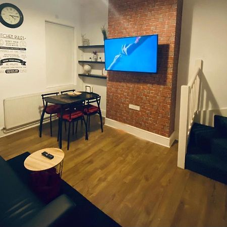 Large 4 Bedroom Home - Coventry City Centre Bagian luar foto