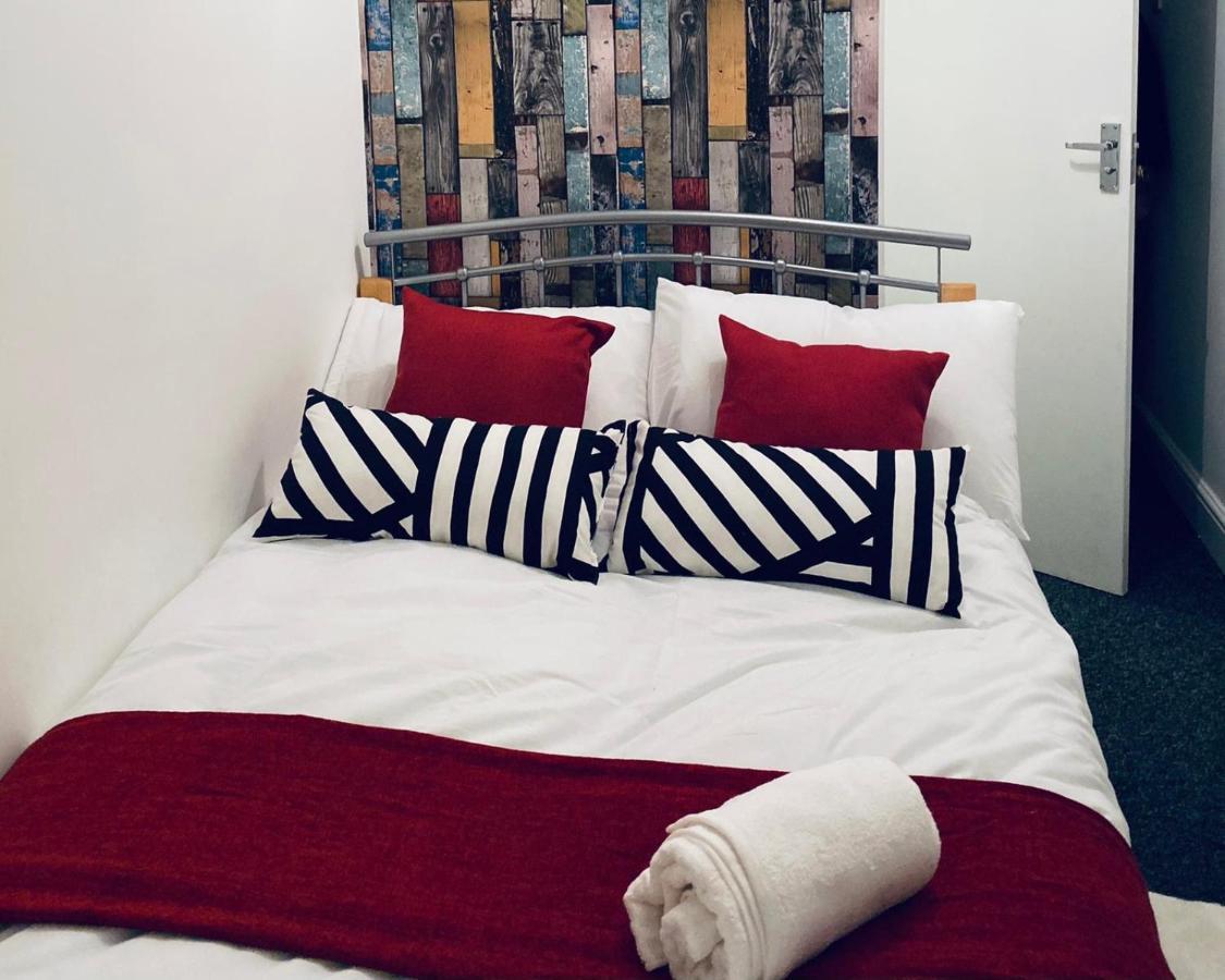 Large 4 Bedroom Home - Coventry City Centre Bagian luar foto