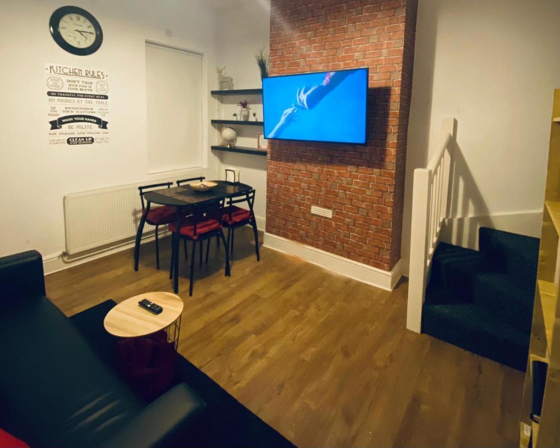 Large 4 Bedroom Home - Coventry City Centre Bagian luar foto