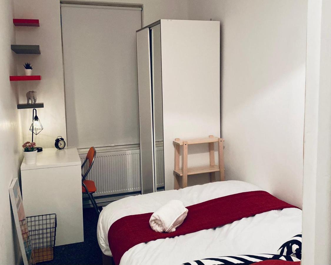 Large 4 Bedroom Home - Coventry City Centre Bagian luar foto