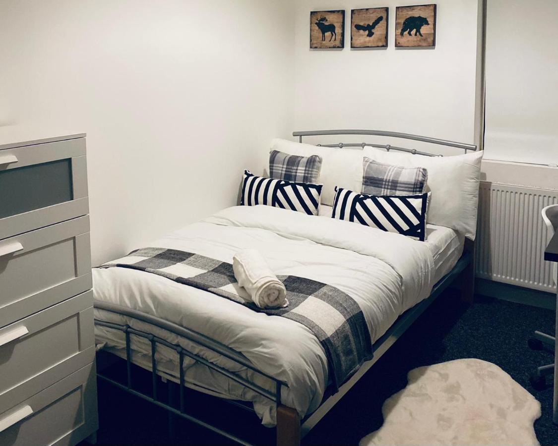 Large 4 Bedroom Home - Coventry City Centre Bagian luar foto