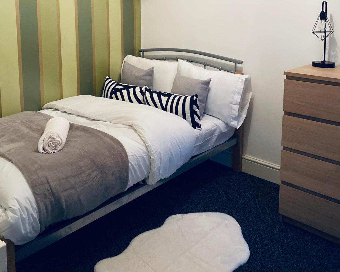 Large 4 Bedroom Home - Coventry City Centre Bagian luar foto