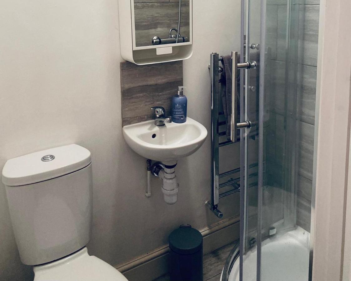 Large 4 Bedroom Home - Coventry City Centre Bagian luar foto